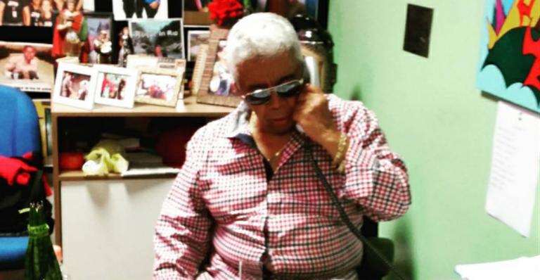 Roque aparece estiloso em sua sala no SBT