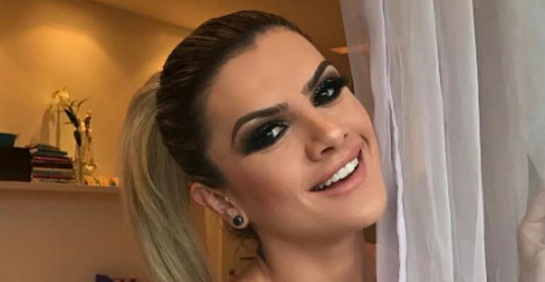 Mirella Santos, mãe de Valentina, exibe barriga sarada cheia de gominhos na piscina
