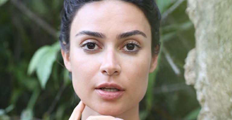 Thaila Ayala faz topless e esbanja estilo só de calça jeans