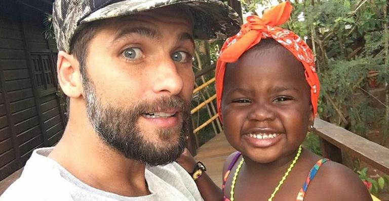 Titi Gagliasso mostra sua fé com terço no pescoço