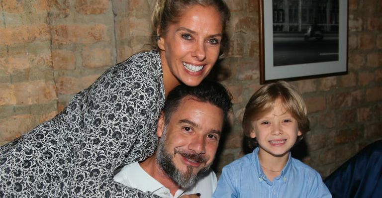 Com a família, Alexandre Iódice comemora seus 46 anos