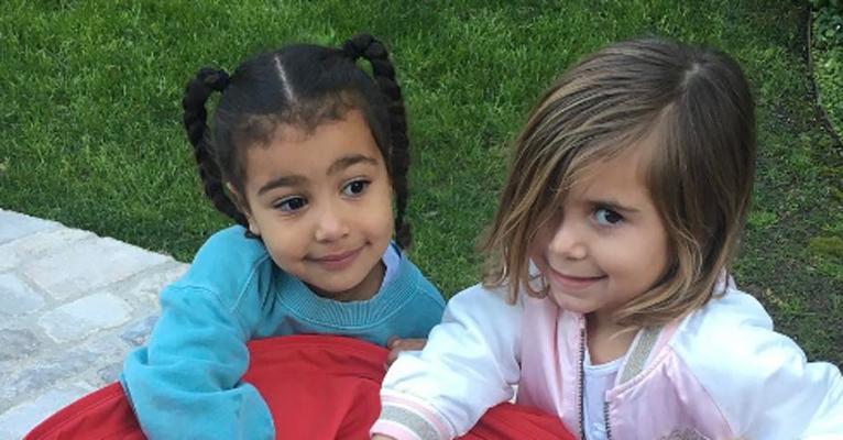 Fofura! Filhas de Kim e Kourtney Kardashian , de 3 e 4 anos, aparecem cuidando da priminha de 4 meses