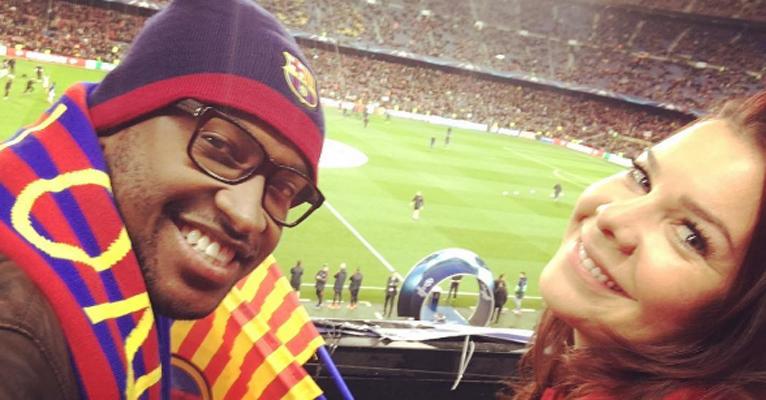 Thiaguinho e Fernanda Souza assistem jogo do Barcelona e torcem por Neymar