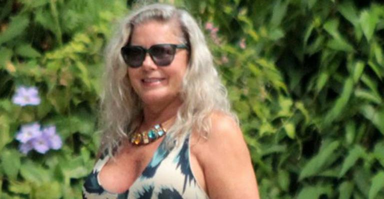 Oi? Vera Fischer caminha despojada com espelho na mão e posa para fotos