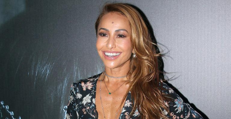 Sabrina Sato faz homenagem para as mulheres com fotos de fãs