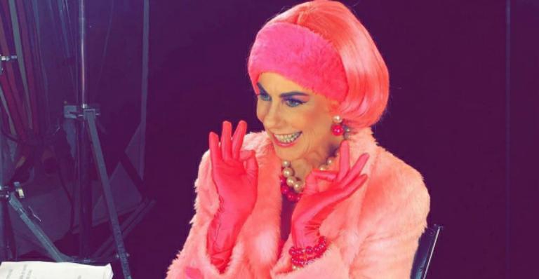 Angela Dippe se veste de Penélope e avisa: “Muitas surpresas chegando”