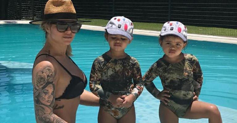 Dani Souza mostra as filhas Rafaella e Sophia em aula de balé na Ucrânia