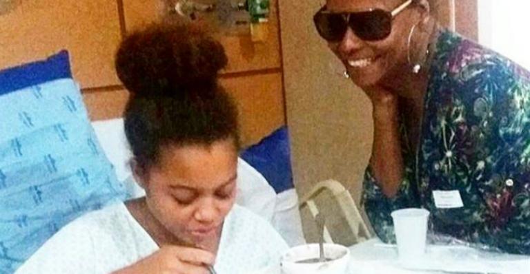 Adriana Bombom mostra a filha no hospital: “Estamos juntas”