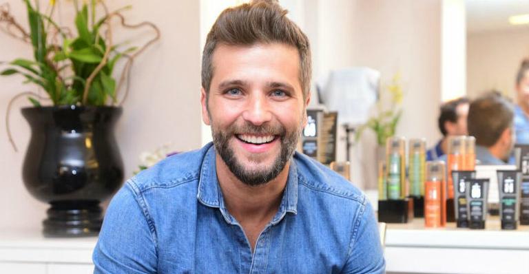 Bruno Gagliasso rouba a cena em lançamento de beleza em São Paulo