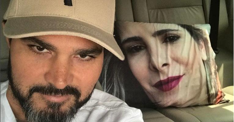Luciano Camargo mostra almofada com foto da mulher e fãs elogiam: “Amor mais lindo”