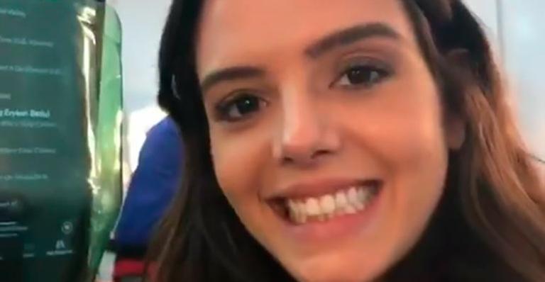 Nos Estúdios Globo, Giovanna Lancellotti usa garrafa pet para ampliar o som do celular