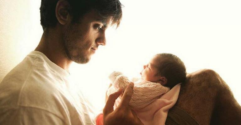 Felipe Simas mostra foto ao lado da filha, Maria