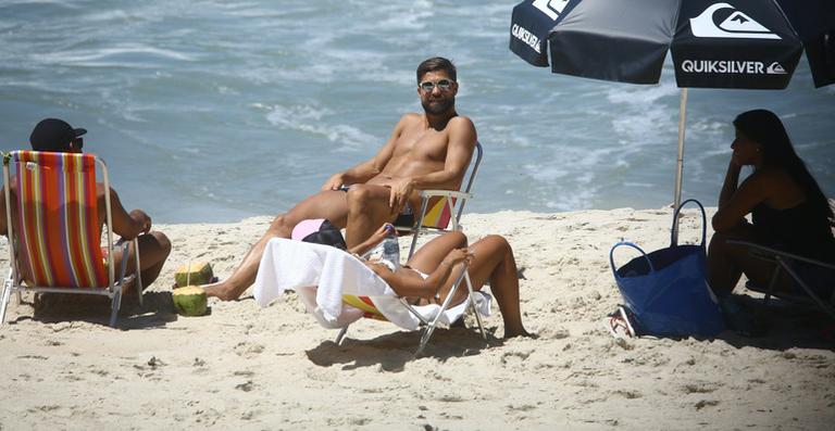 Jogador Diego curte dia na praia com a família
