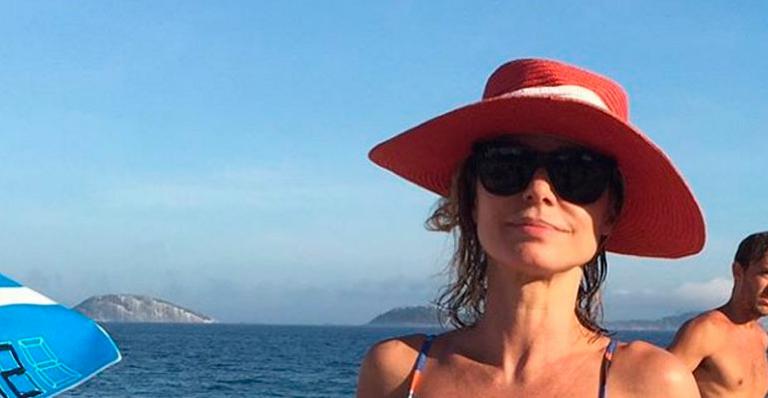Aos 50 anos, Paula Burlamaqui choca fãs ao exibir corpo perfeito só de biquíni
