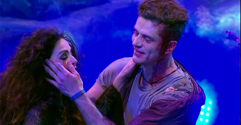 Claudia Ohana entra na casa do ‘BBB17’, morde Marcos e causa ciúmes em Emilly