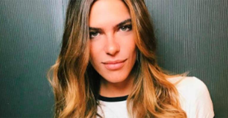 Agora siliconada, Mariana Goldfarb posa de camisetinha branca e muda a cor dos cabelos