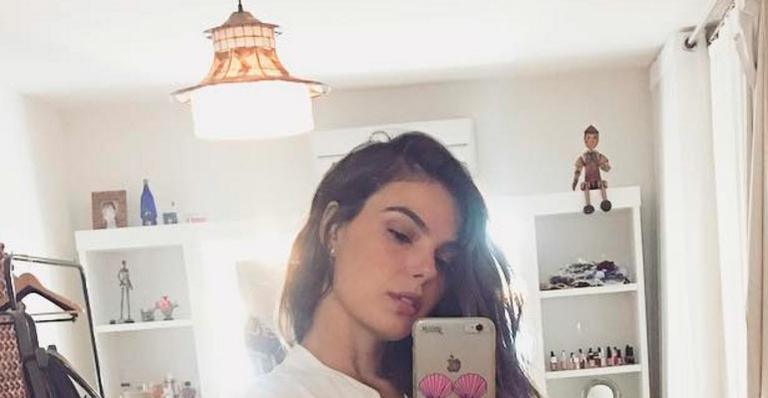 Isis Valverde posa de biquíni, deixa tatuagem à mostra e brinca: ‘Quando trabalhar parece férias’