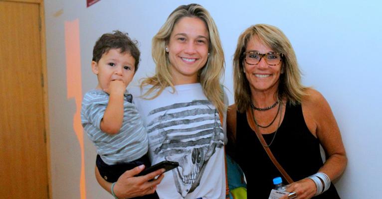 Fernanda Gentil leva o filho e a mãe para ver peça infantil
