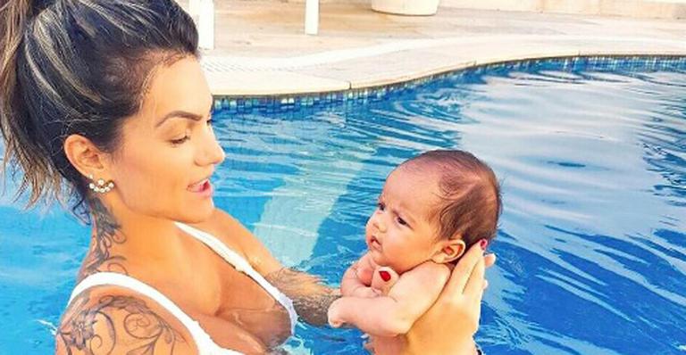 Kelly Key se diverte com o filho na piscina: “Eu e minha Bolinha curtindo o solzinho”