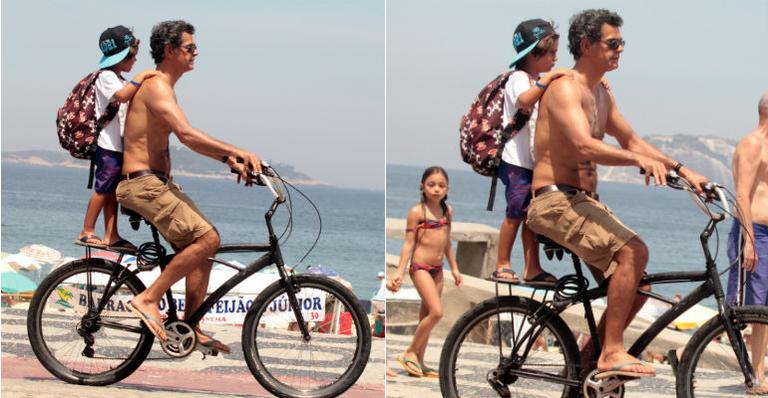 Com o filho, Rodrigo, Eduardo Moscovis pedala no Rio de Janeiro
