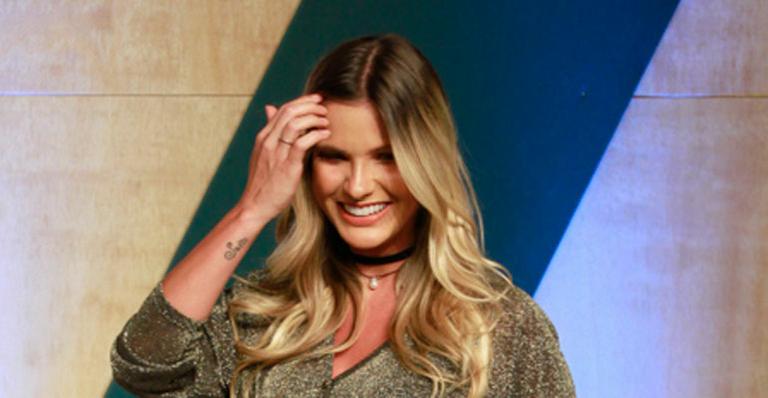 Gravidíssima, Andressa Suita desfila de macacão transparente em evento de moda