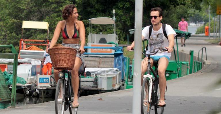 Camila Pitanga e Igor Angelkorte: passeio de bike na Lagoa