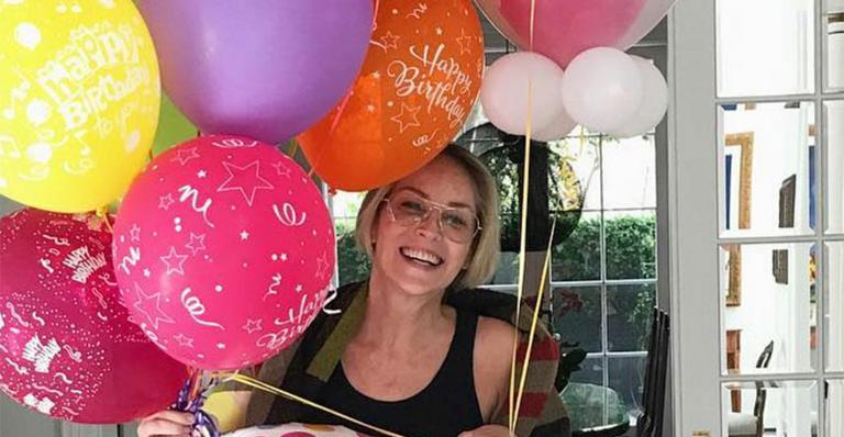 Sharon Stone comemora seus 59 anos em aniversário divertido em família