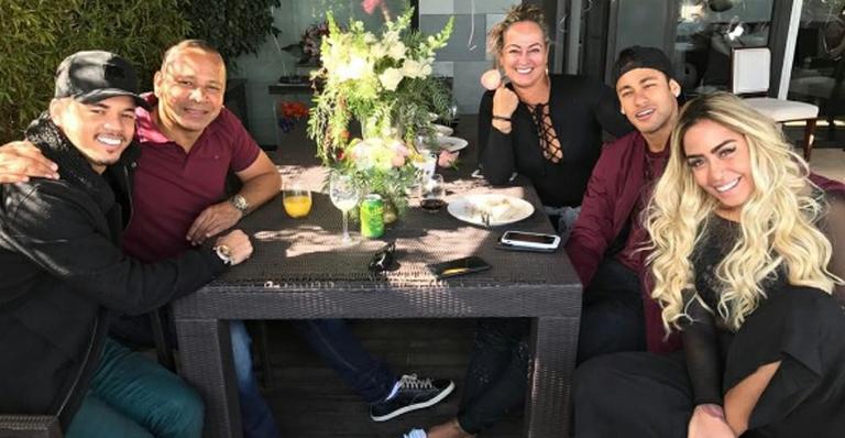 Sem Bruna Marquezine, Neymar almoça com família reunida na Espanha