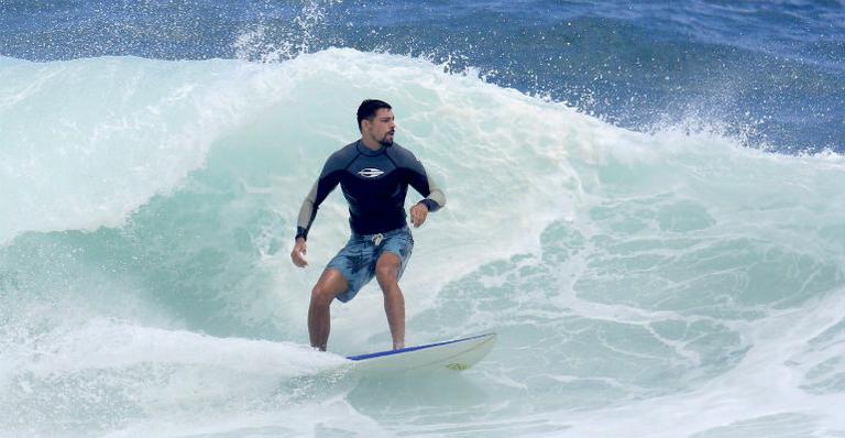 Cauã Reymond mostra talento no surfe em praia do Rio de Janeiro