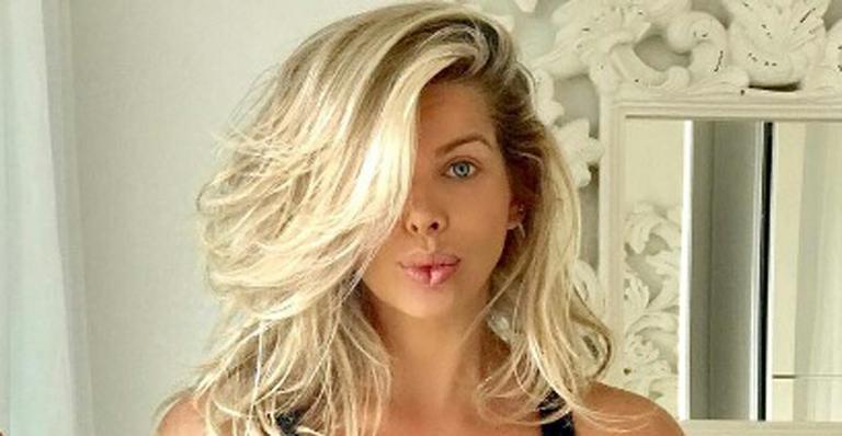 Karina Bacchi mostra a barriguinha da gestação