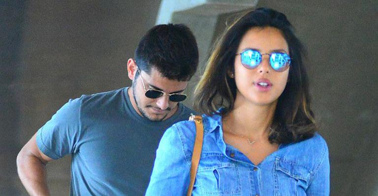 “Grávidos”, Yanna Lavigne e Bruno Gissoni desembarcam juntos em aeroporto no Rio