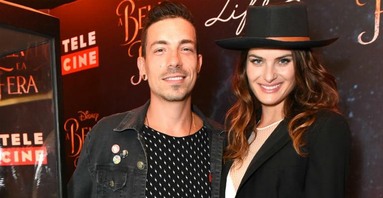 Isabeli Fontana e Di Ferrero participam da première de ‘A Bela e a Fera’