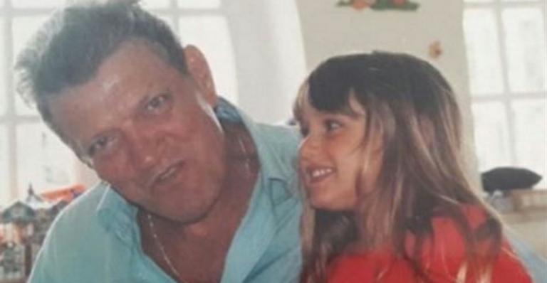 Xuxa mostra foto do pai com Sasha e pede orações