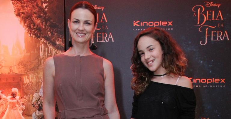 Carolina Kasting conta com a companhia da filha em pré-estreia