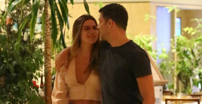 Siliconada, Mariana Goldfarb rouba a cena com decotão e shortinho durante passeio com Cauã Reymond
