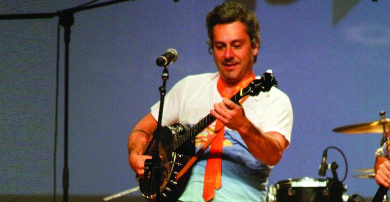 Com o clã, Alexandre Nero participa de show no Rio