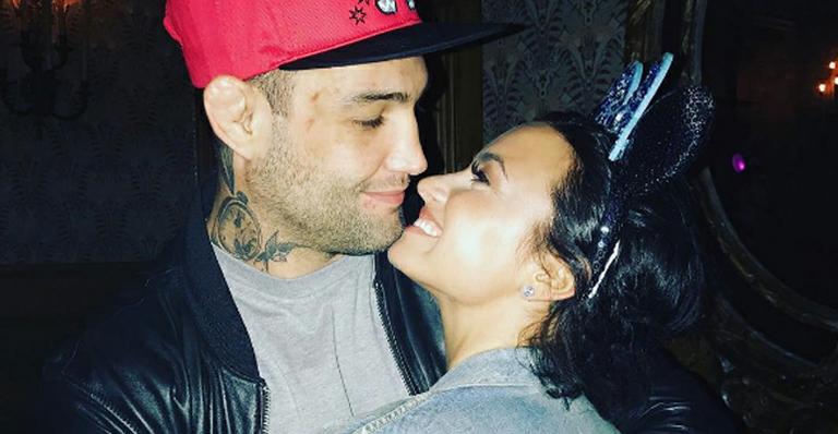 Demi Lovato ganha declaração do namorado brasileiro, Guilherme Bomba