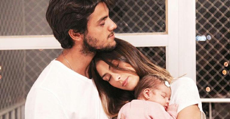 Mariana Uhlmann posta foto fofa com Felipe Simas e Maria