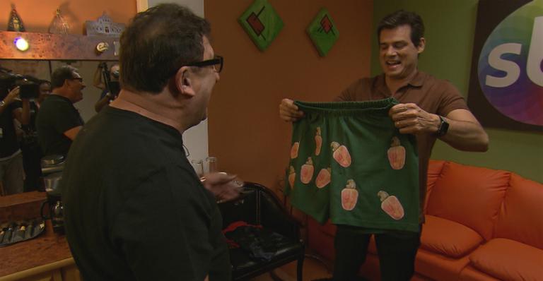 Celso Portiolli visita camarim de Ratinho e mostra ‘cueca bizarra’