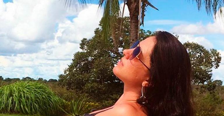 Graciele Lacerda posa de biquíni em mansão e mostra barriga negativa