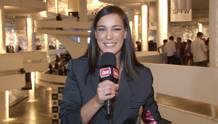 Adriana Birolli invade os bastidores da SPFW