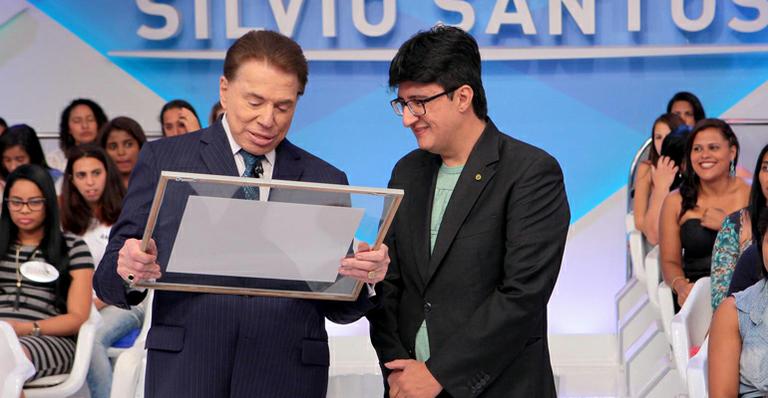 Silvio Santos recebe diploma em seu programa e brinca: ‘Sou muito culto, mas não sou social’