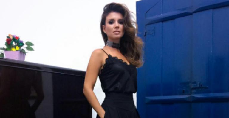 Paula Fernandes posa sem maquiagem na cama