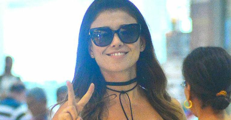 Paula Fernandes embarca no Rio de Janeiro com look controverso