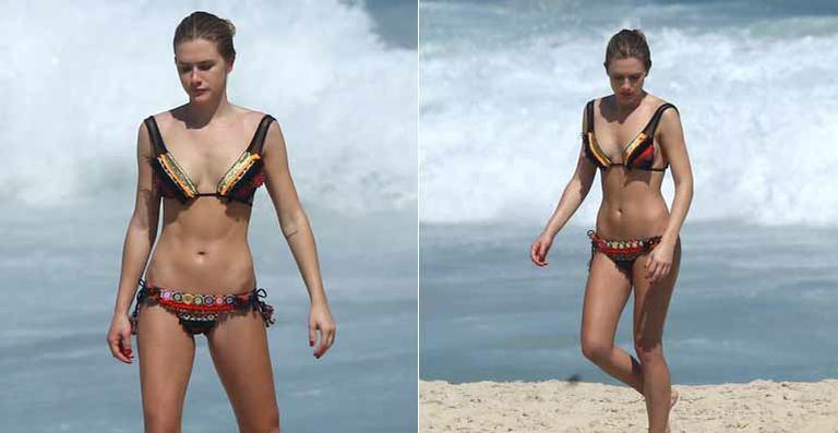 Fiorella Mattheis exibe boa forma em dia na praia