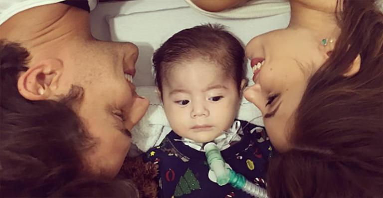 Klebber Toledo e Camila Queiroz visitam bebê com doença rara que comoveu famosos