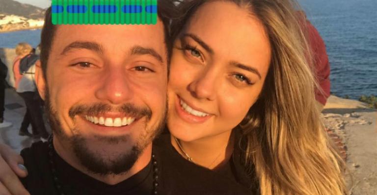 Após assumir namoro, Carol Dantas e João Alcântara posam em foto romântica