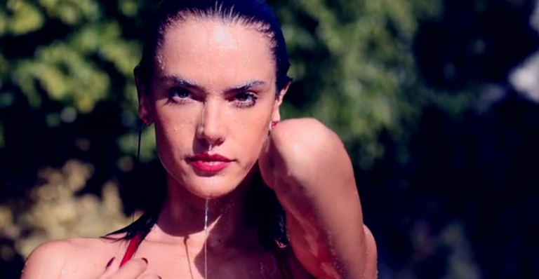Alessandra Ambrósio faz topless em ensaio sensual