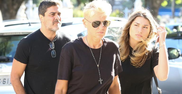 Amparada pela família e por amigos, Xuxa dá último adeus ao pai, Luiz Floriano