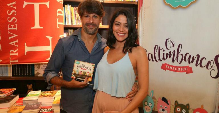 Grávida, Carol Castro prestigia novo projeto do namorado